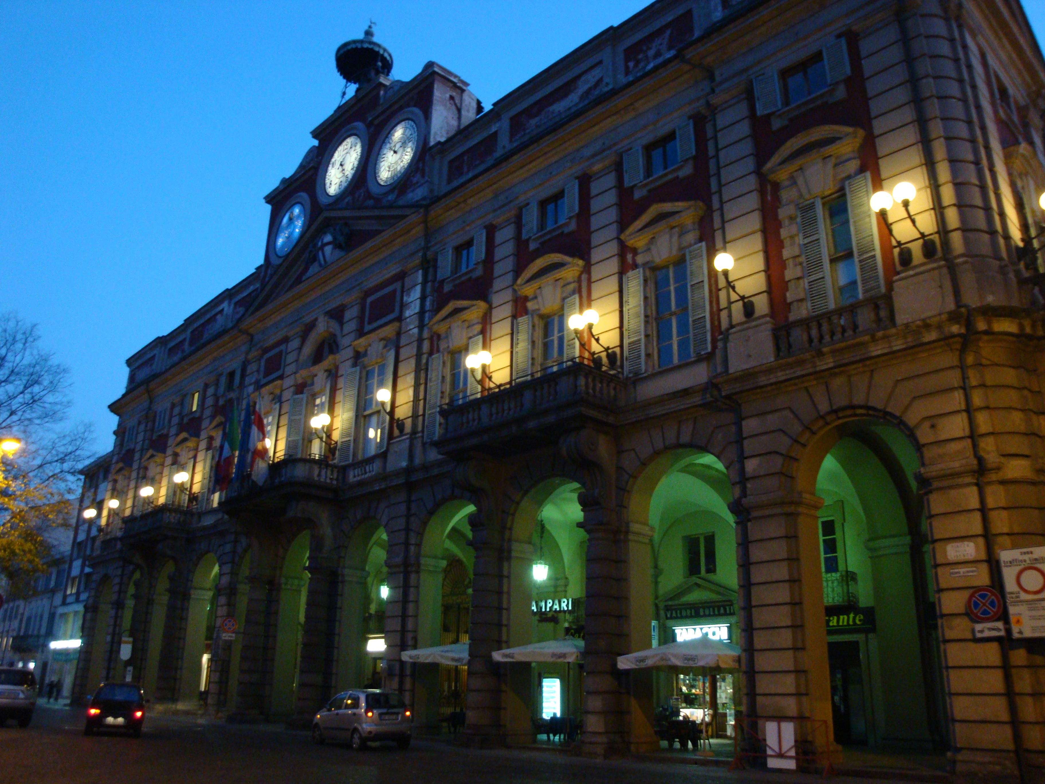 Il palazzo municipale di sera